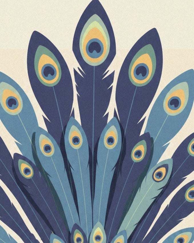 Les plumes dressées du paon, ornées d’ocelles bleu foncé cerclés de jaune et de vert