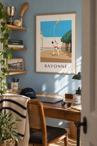 Affiche pelote basque à chistera devant le fronton de Bayonne : encadrée au mur