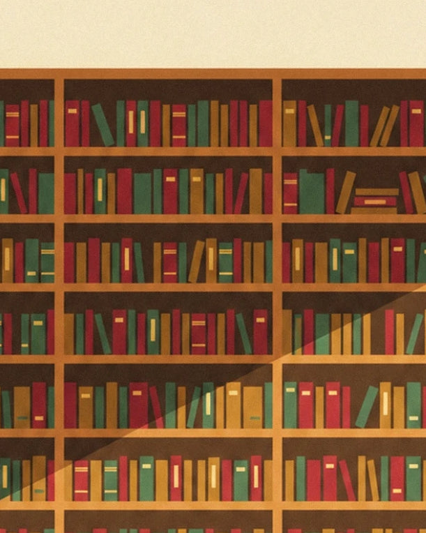 Le mur de livres rouges, verts et ocre rangés sur ses étagères en bois