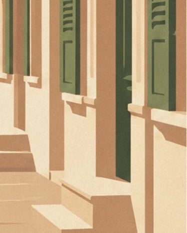 Une façade crème et ocre aux volets verts, avec ses marches baignées de soleil