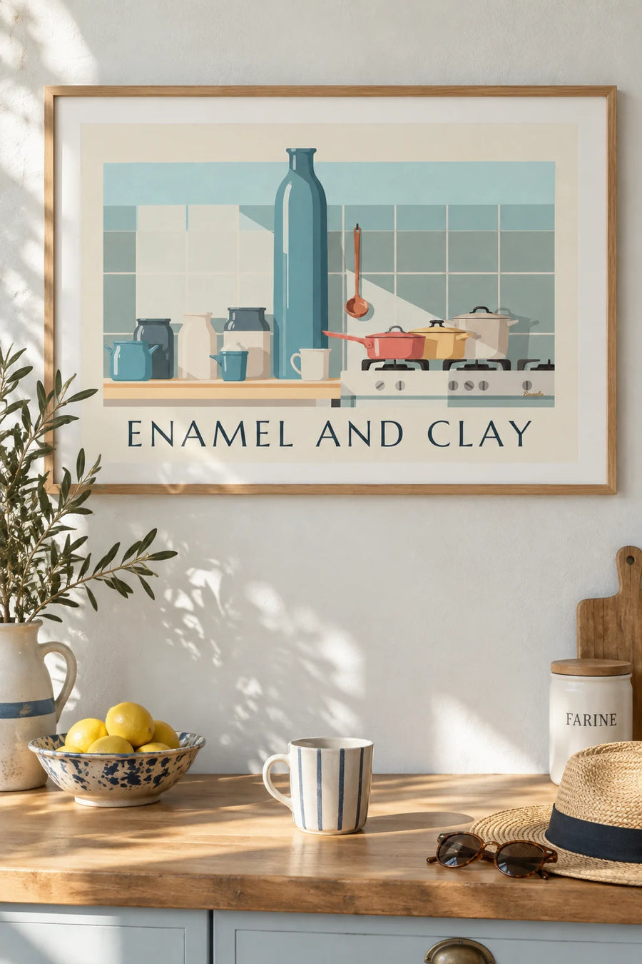 Affiche casseroles émaillées et pots en céramique dans la cuisine : encadrée au mur