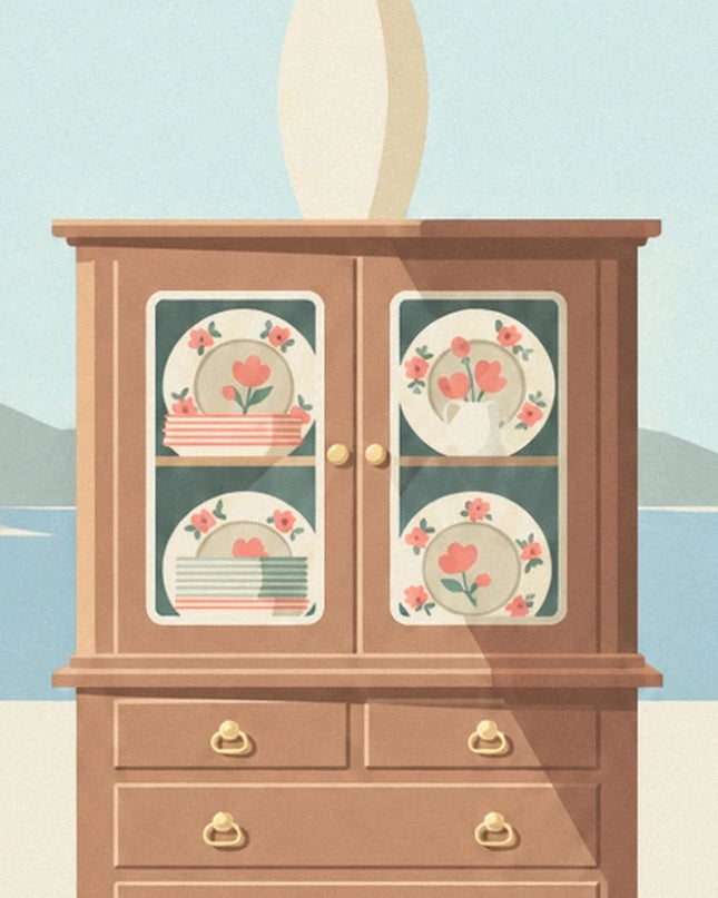 Le buffet en bois à vitrines, ses assiettes à fleurs roses et ses poignées dorées