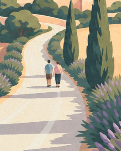 Un couple main dans la main sur le chemin blanc, entre cyprès et lavandes