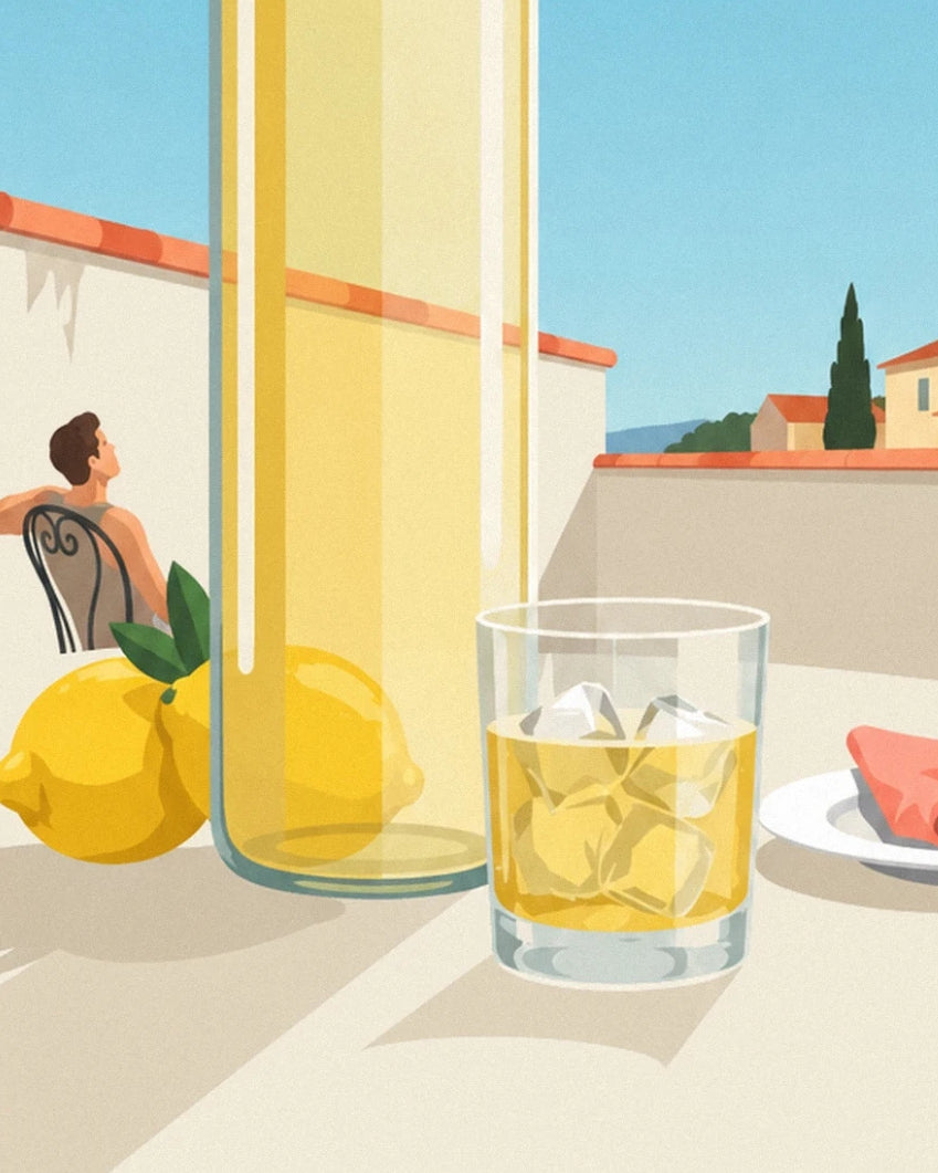 La bouteille de limonade, 2 citrons et un verre de glaçons, avec un homme assis au fond