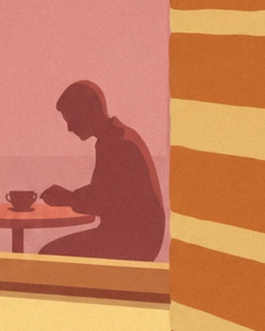 La silhouette d’un client assis devant sa tasse, près du millefeuille doré