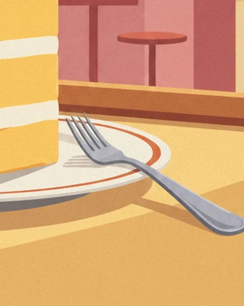 Une fourchette argentée sur une assiette bordée de rouge, au pied du millefeuille