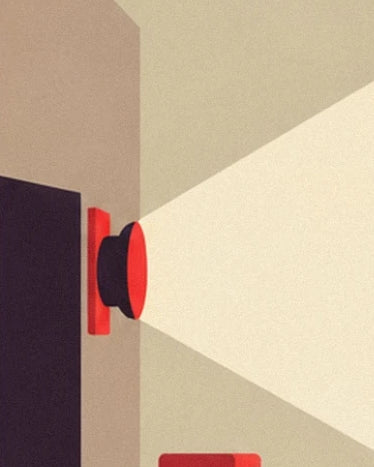 L'objectif rouge et noir du projecteur et son faisceau clair sur le mur du salon
