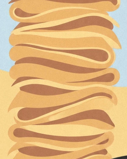 Une haute pile de crêpes pliées aux reflets dorés et aux creux bruns