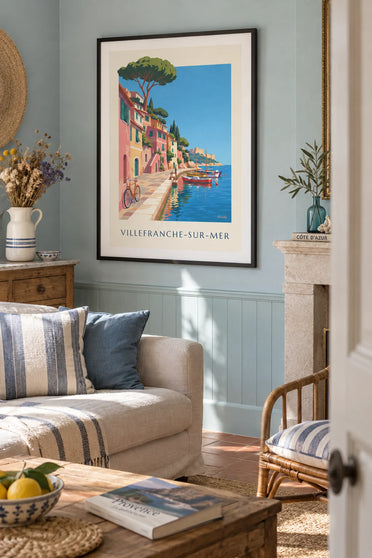 Affiche vélo sur le port de Villefranche-sur-Mer : encadrée au mur