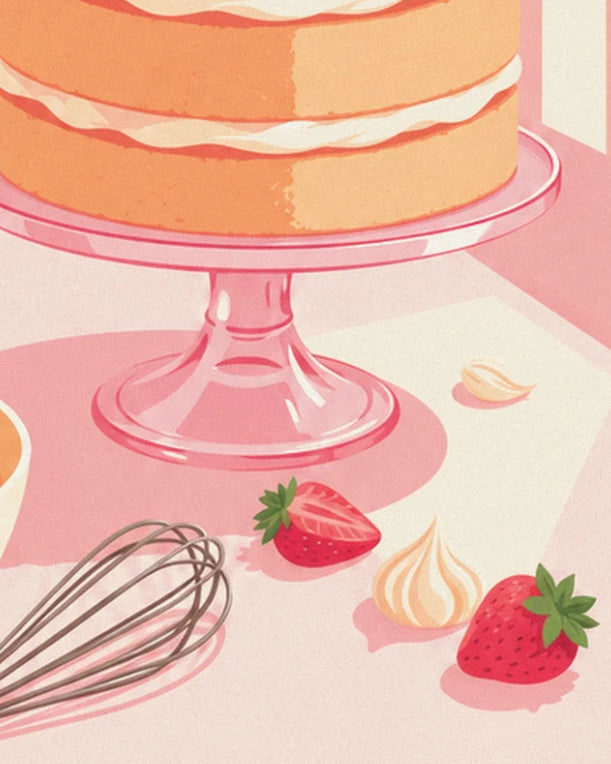 Le gâteau crème et fraises sur son présentoir rose, avec un fouet et 2 fraises à côté