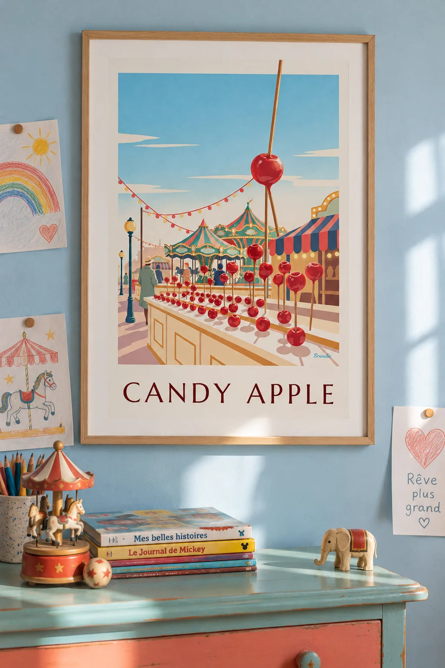 Affiche pomme d'amour sur un stand de fête foraine : encadrée au mur