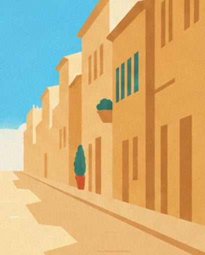 Une rue ensoleillée bordée de façades ocre, de volets verts et de plantes en pots