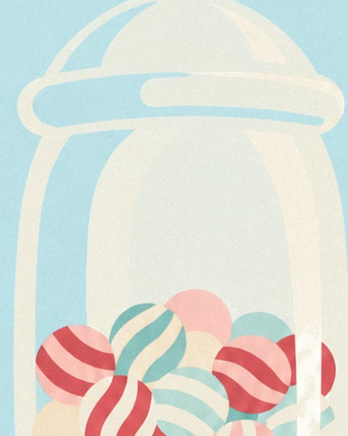 Le couvercle arrondi du bocal en verre au-dessus des bonbons multicolores