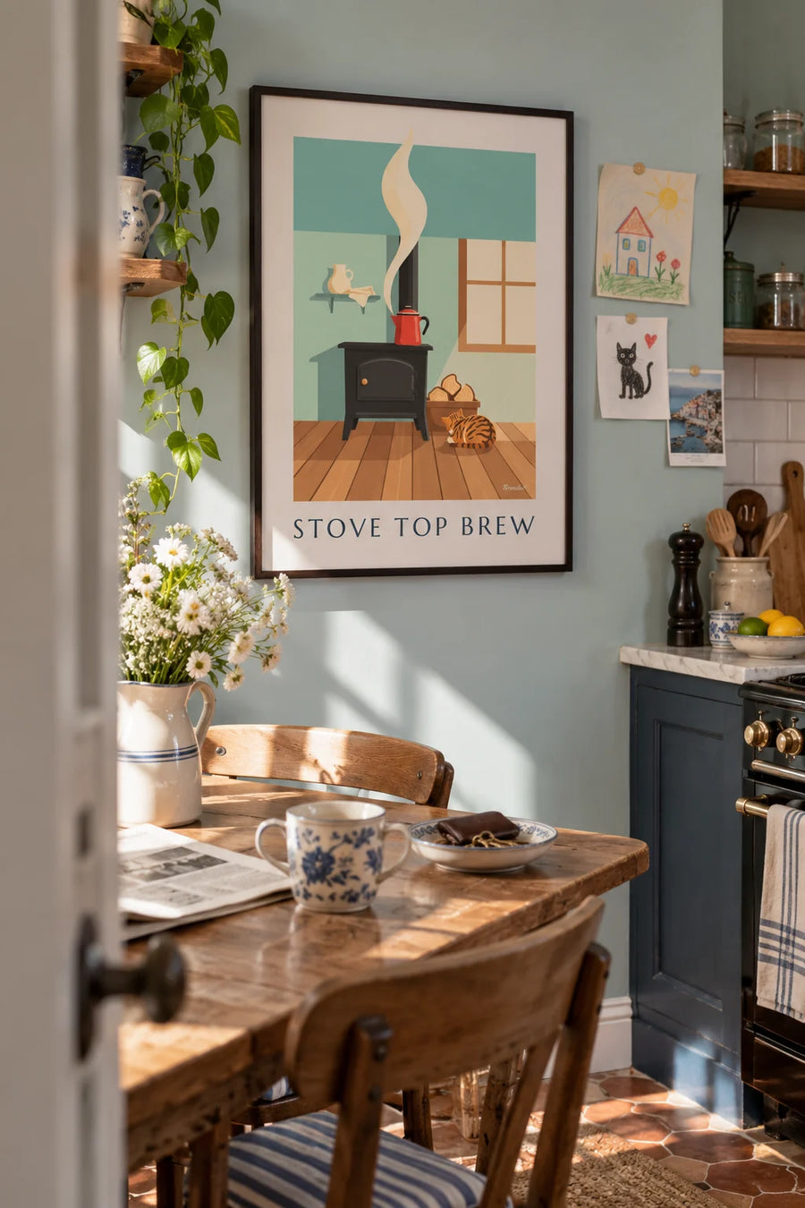 Affiche cafetière émaillée sur un poêle à bois de cuisine : encadrée au mur