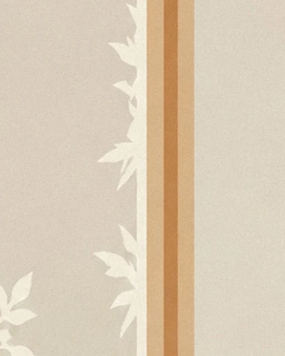 Des feuilles de givre blanc sur la vitre grisée, près du cadre doré de la fenêtre