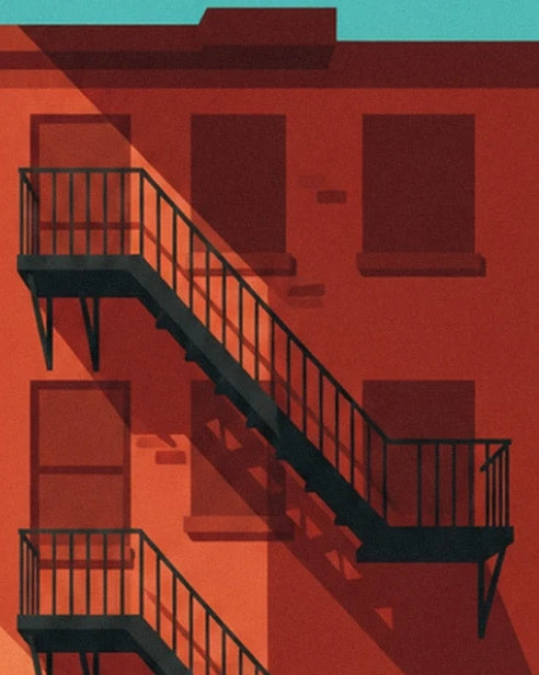Les escaliers métalliques noirs devant les fenêtres sombres de la façade orangée
