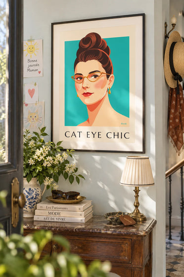 Affiche portrait de femme aux lunettes œil-de-chat et lèvres rouges : encadrée au mur