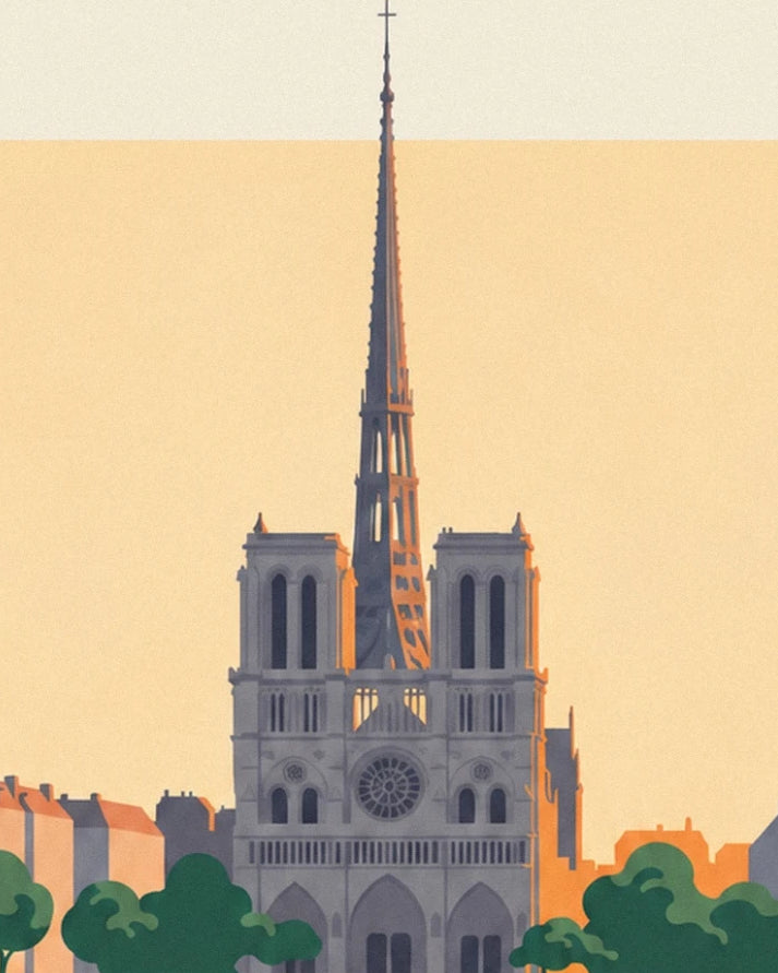 La façade de Notre-Dame et sa flèche élancée sur un ciel doré
