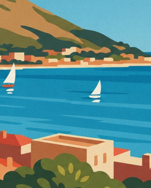 Les 2 voiliers blancs sur la baie bleue, au pied de la colline et des maisons ocre