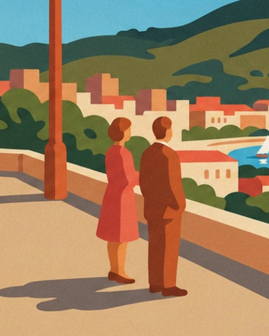 Le couple sur la promenade, face aux toits roses et aux collines, sous un lampadaire rouille