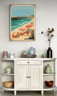Affiche de bains de mer avec parasols rayés et plage