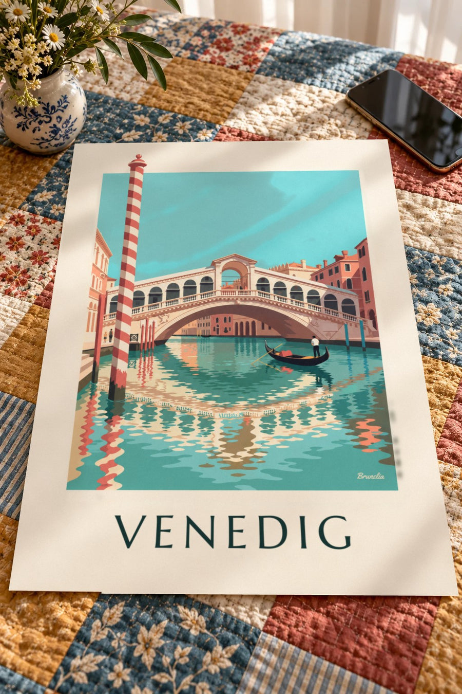 Affisch med Rialtobron och gondol på Canal Grande i Venedig: liggande på ett bord