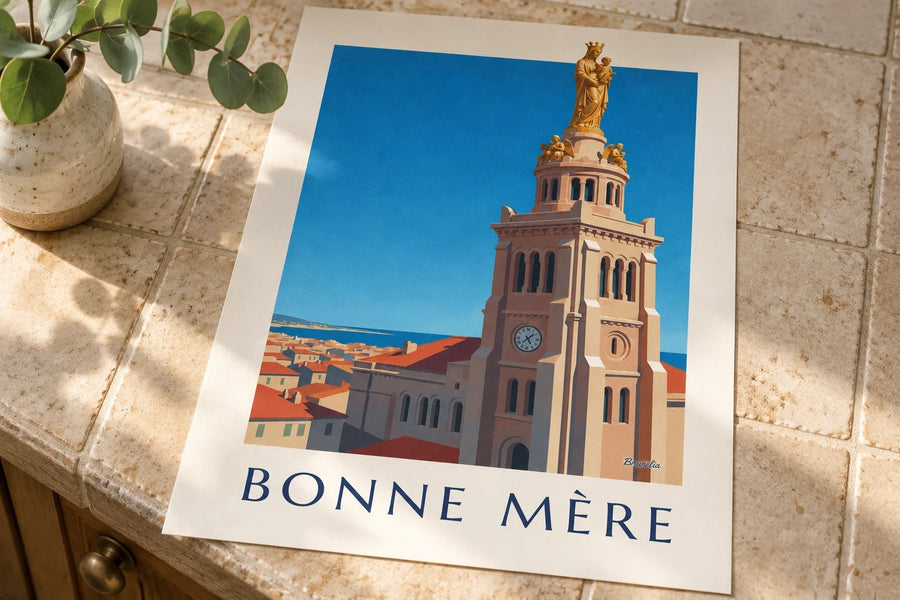 Affiche Bonne Mère dorée à Marseille : posée sur une table