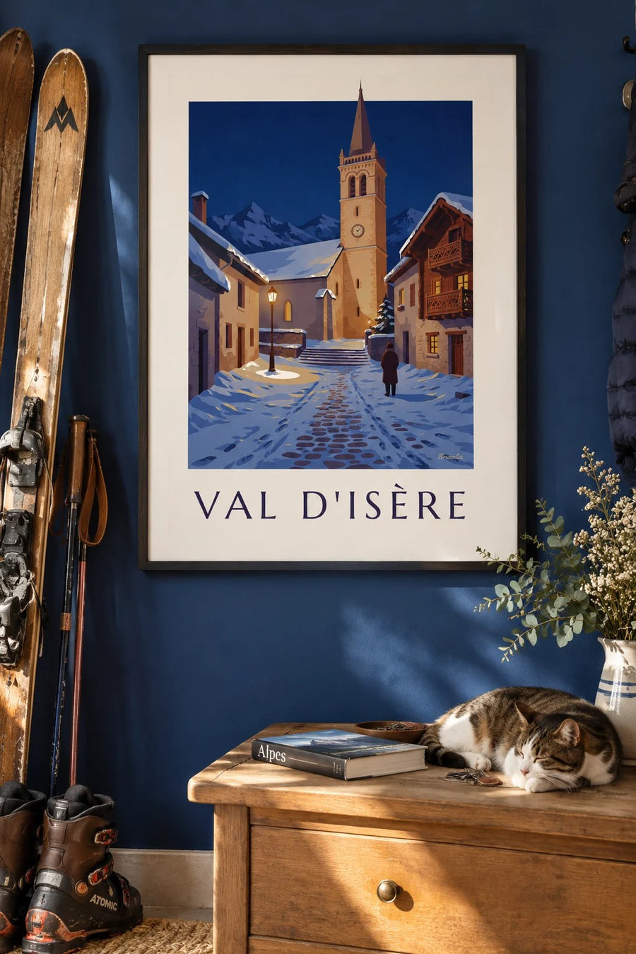 Affiche Val d’Isère, clocher illuminé en hiver : encadrée au mur