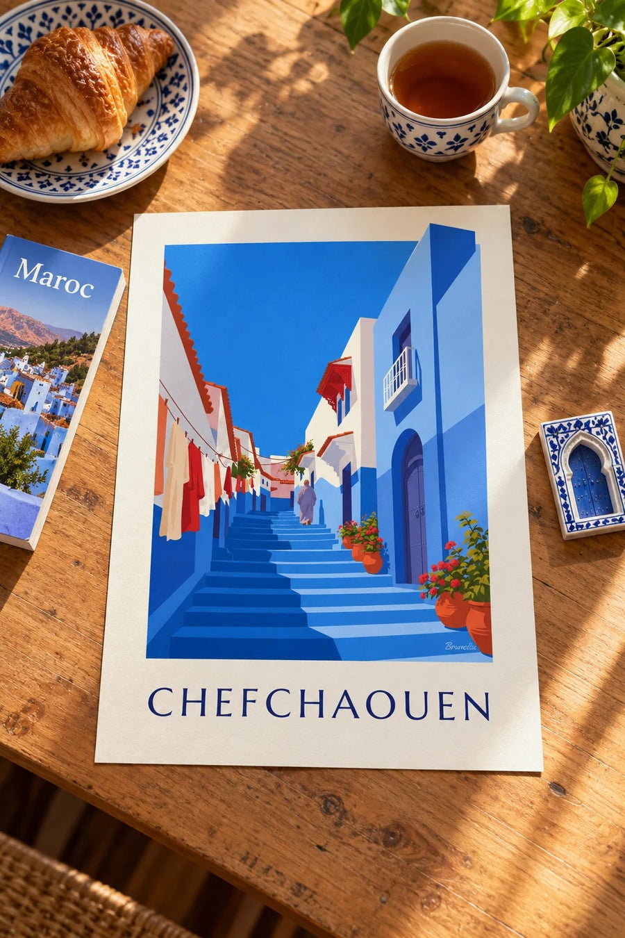 Affiche ruelle bleue de Chefchaouen au Maroc : posée sur une table