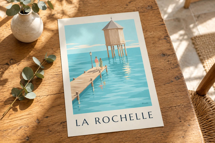 Affiche phare du Bout du Monde à La Rochelle : posée sur une table