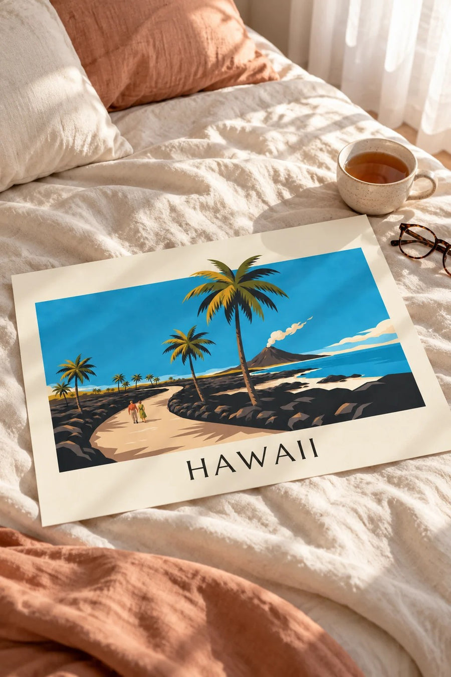 Affisch med Hawaii-väg mellan palmer och vulkan: liggande på ett bord
