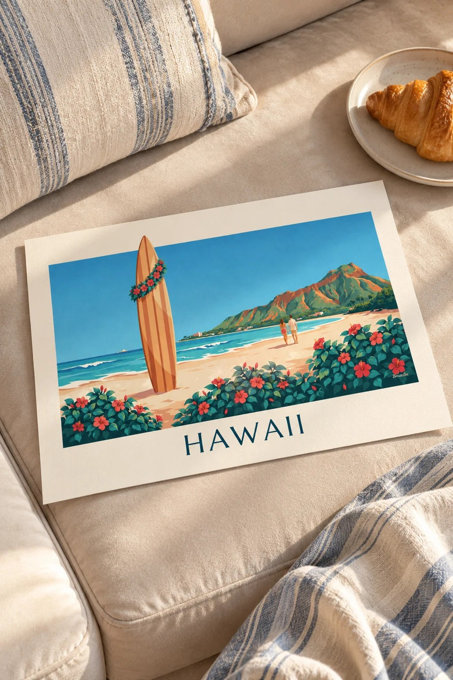 Poster med surfbräda och hibiskus framför Diamond Head på Hawaii: liggande på ett bord