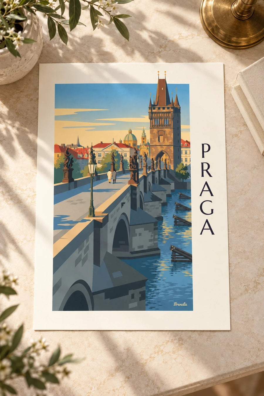 Cartaz de Praga, Ponte Carlos e torre gótica sobre o rio Moldava: pousado numa mesa