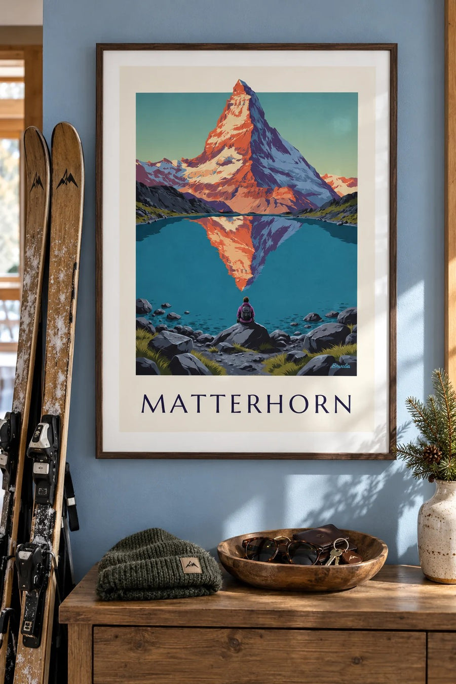 Affisch med Matterhorn i solnedgången speglat i en alpsjö: inramad på väggen