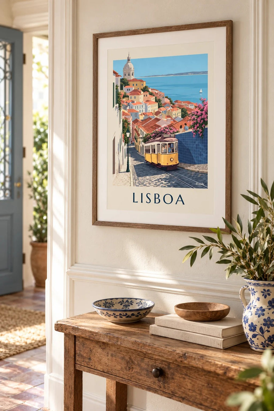 Cartaz de elétrico amarelo numa rua empedrada de Lisboa com vista para o Tejo: pequeno formato A4 emoldurado