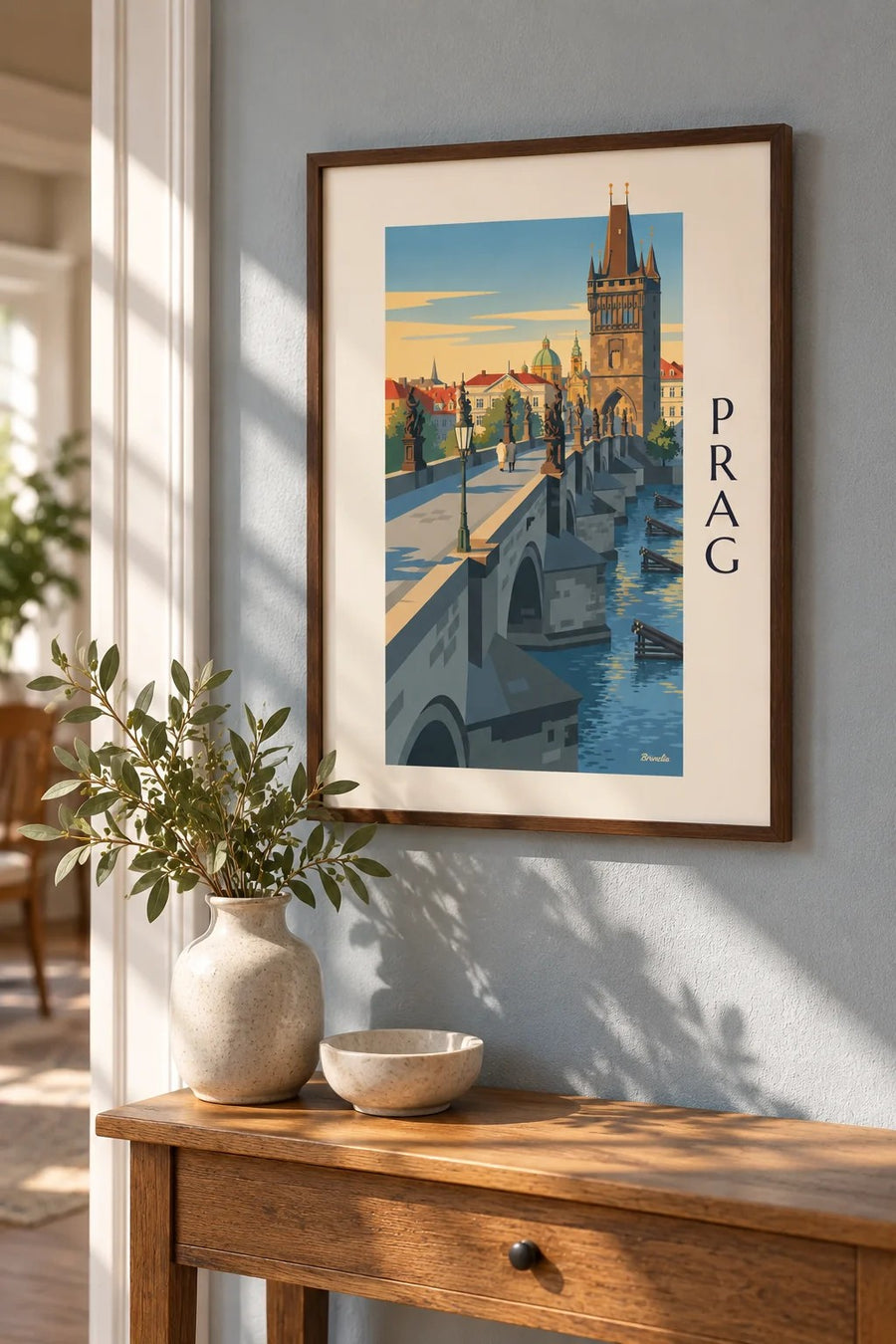 Affisch med Prag, Karlsbron och gotiskt torn över Vltava: litet A4-format i ram