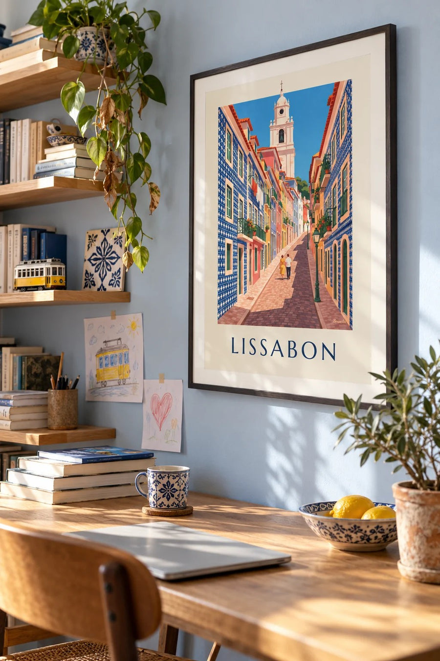 Affisch med gränd i Lissabon och fasader i azulejos: inramad på väggen