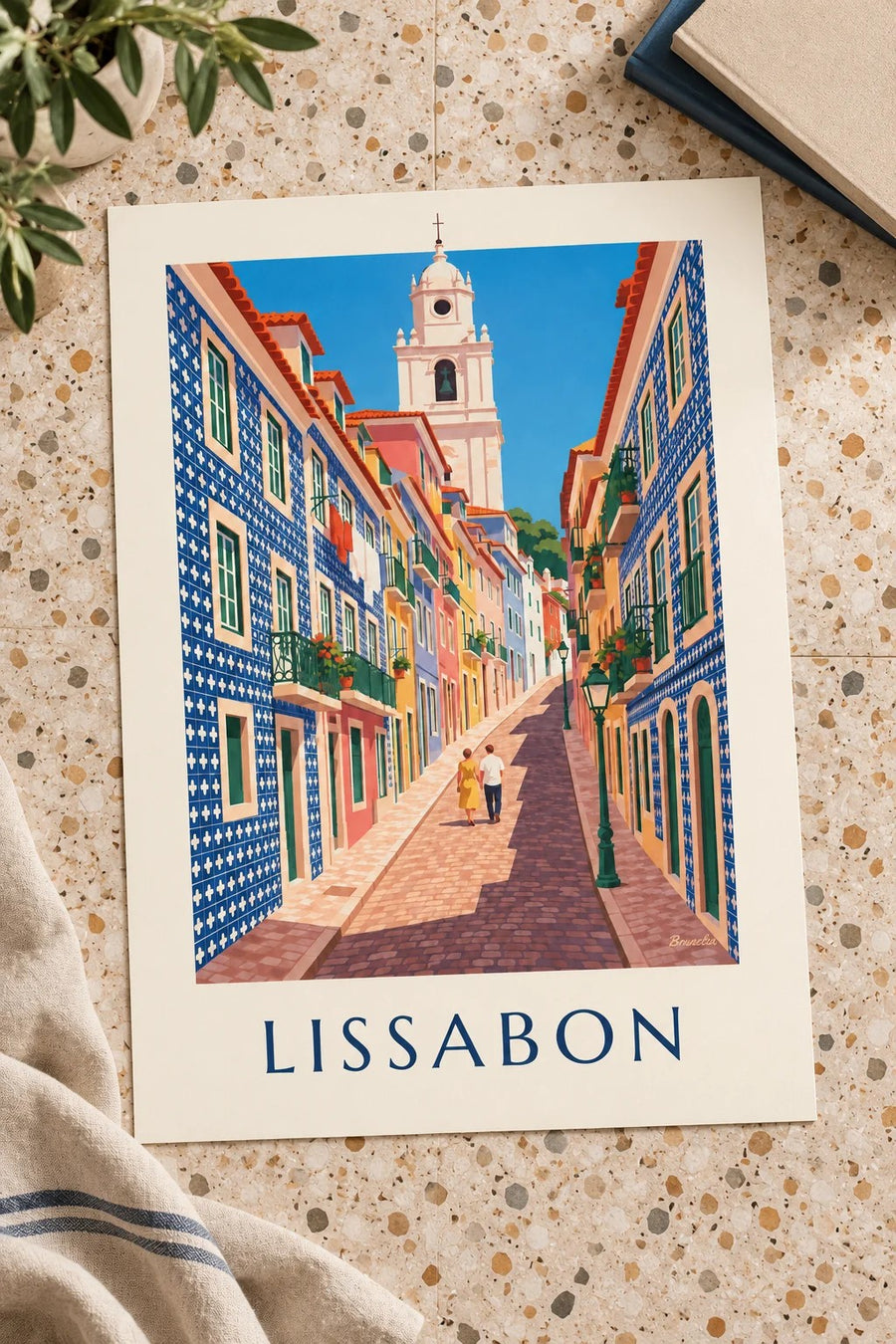 Affisch med gränd i Lissabon och fasader i azulejos: liggande på ett bord