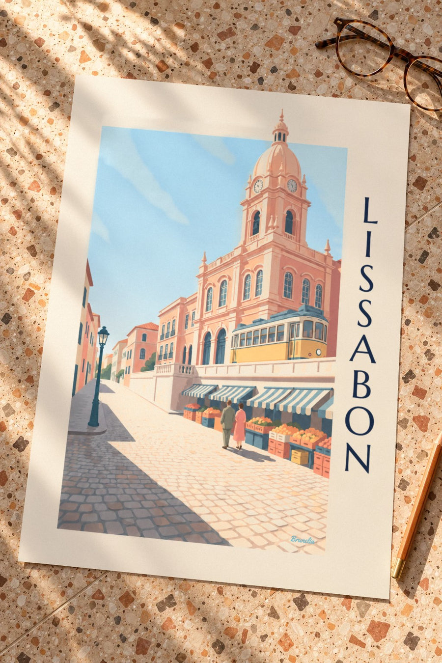 Affisch med Ribeira-marknaden i Lissabon och gul spårvagn: liggande på ett bord