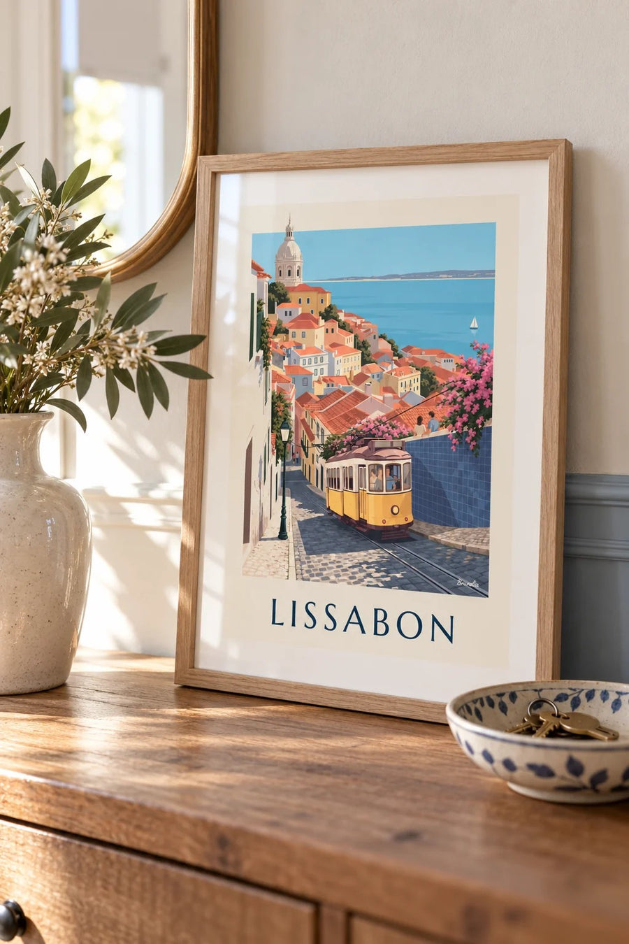 Affisch med gul spårvagn på en kullerstensgata i Lissabon med utsikt över Tejo: litet A4-format i ram