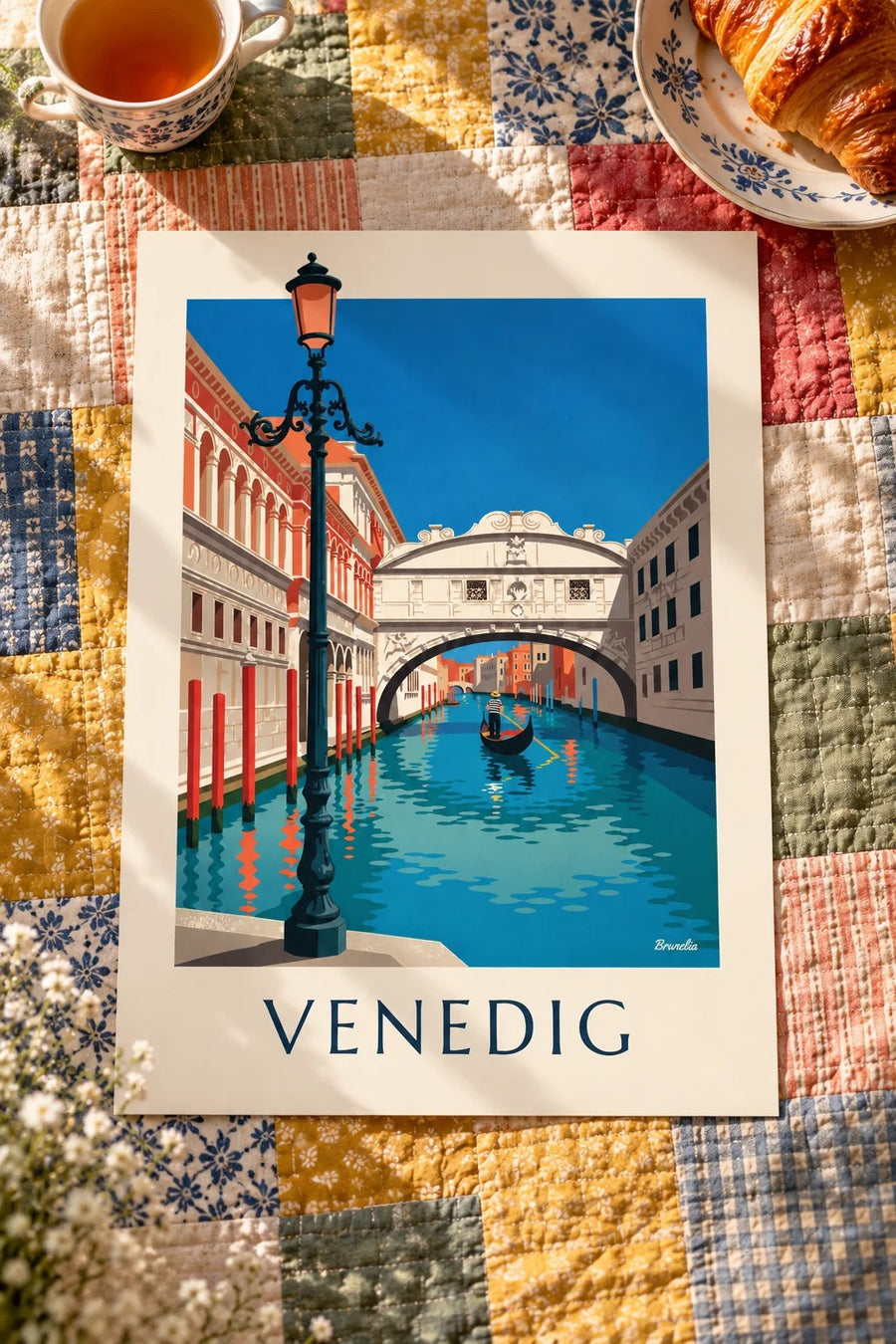 Affisch med gondol under Suckarnas bro i Venedig: liggande på ett bord