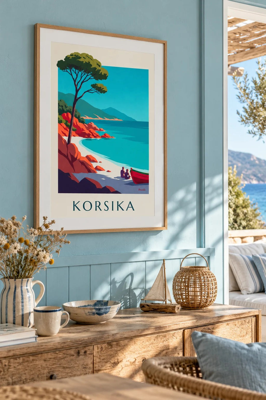 Affisch med korsikansk vik, röd granit och strandpinje: inramad på väggen