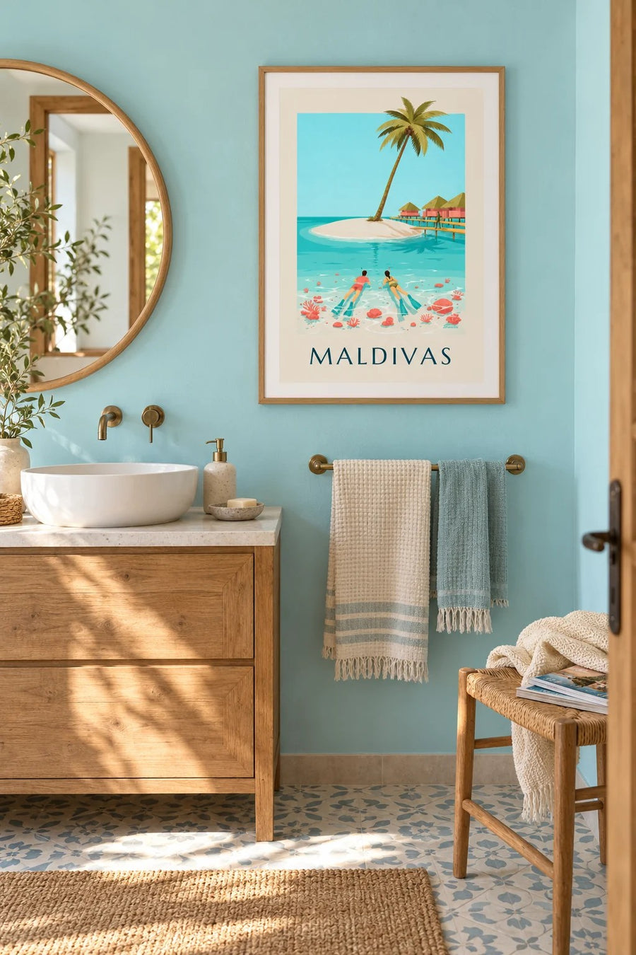 Poster das Maldivas, mergulhadores com máscara e tubo sobre os corais da lagoa: emoldurado na parede
