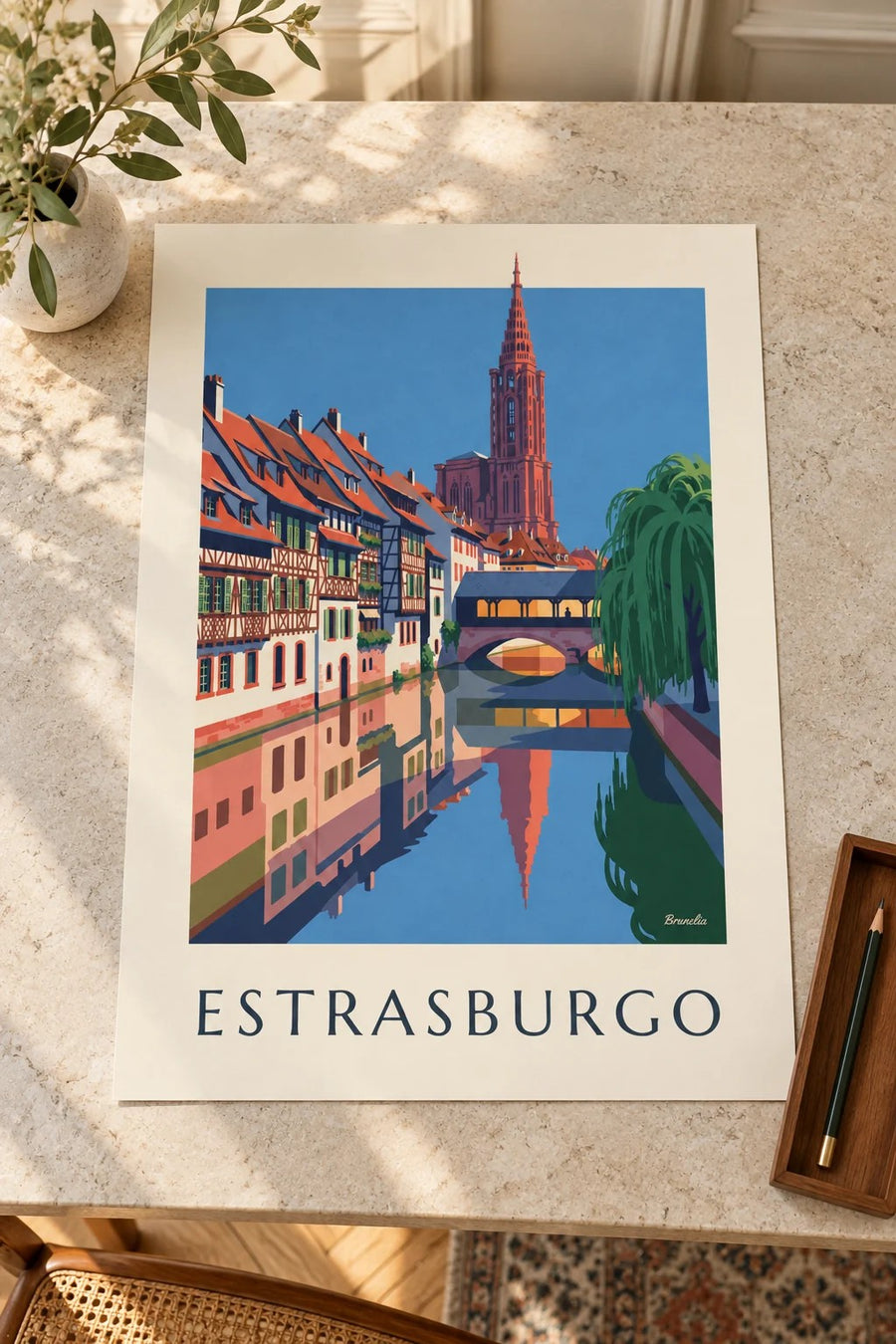 Póster de casas de enxaimel e ponte coberta da Petite France, em Estrasburgo: pousado numa mesa