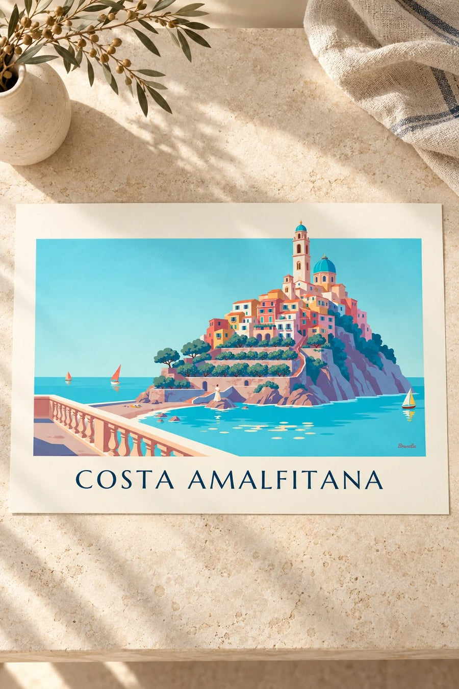Póster da Costa Amalfitana, casas coloridas e baía turquesa: pousado numa mesa