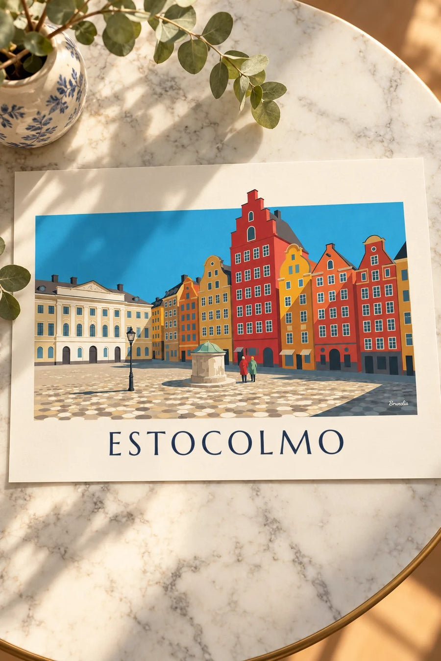 Poster das fachadas coloridas de Stortorget, em Gamla stan, Estocolmo: pousado numa mesa