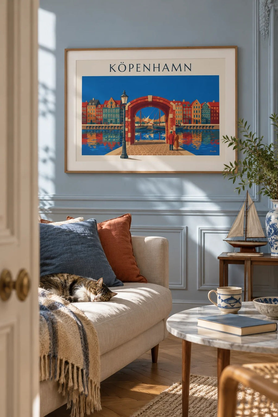 Affisch med färgglada hus och gamla segelbåtar i Nyhavn i Köpenhamn: inramad på väggen