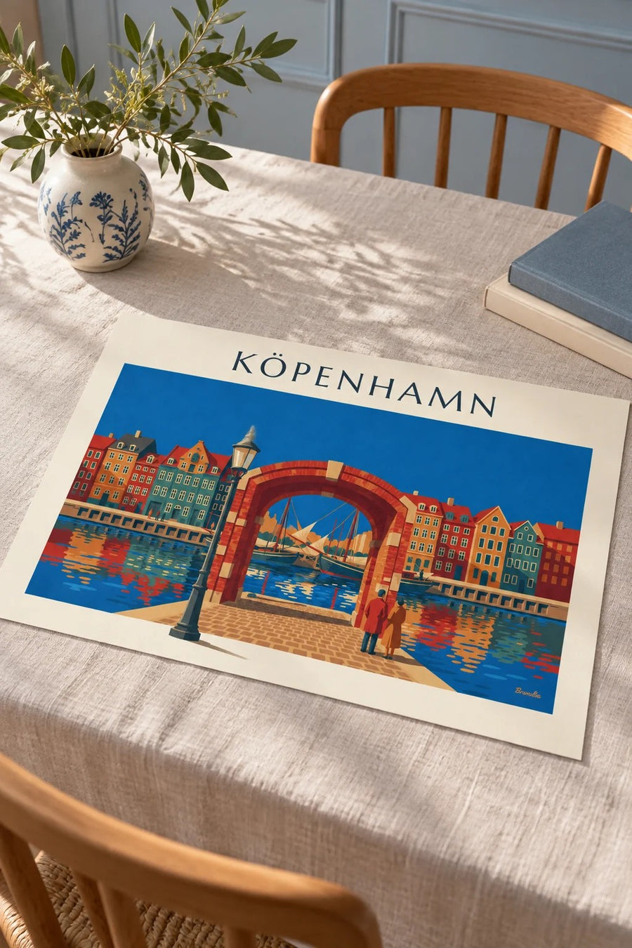 Affisch med färgglada hus och gamla segelbåtar i Nyhavn i Köpenhamn: liggande på ett bord