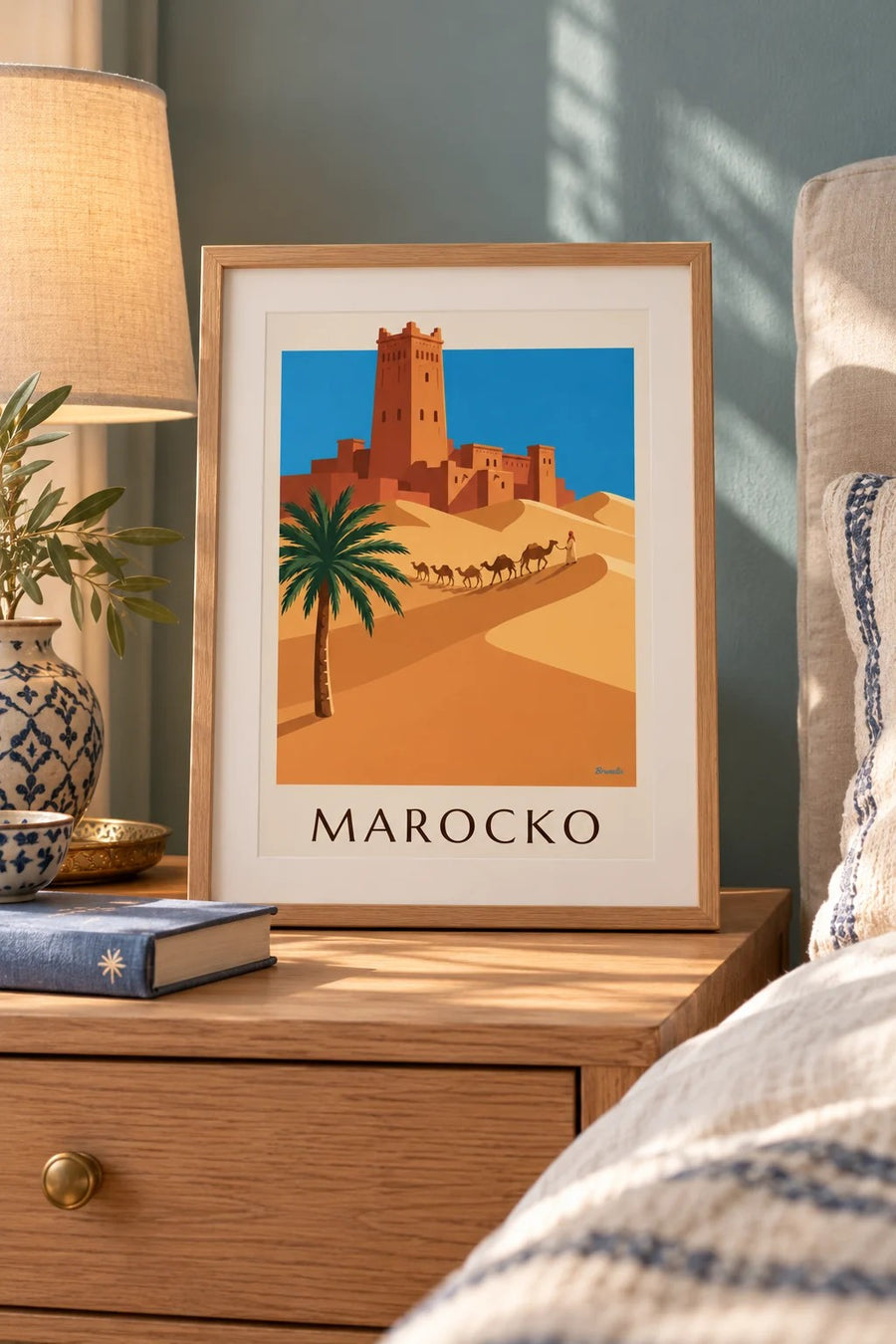 Affisch med kasbah och kamelkaravan i den marockanska öknen: litet A4-format i ram
