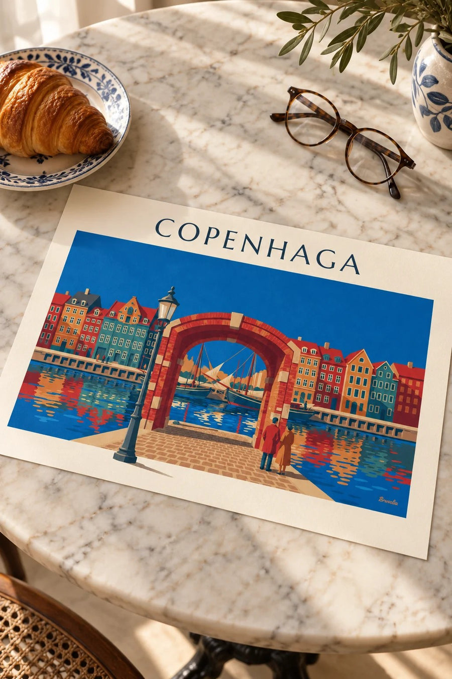 Cartaz das casas coloridas e dos veleiros antigos de Nyhavn, em Copenhaga: pousado numa mesa